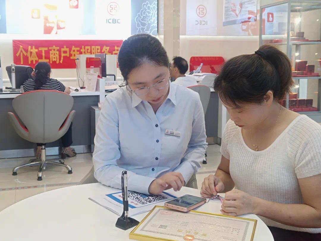  漳州开发区创新推出“政银合作年报服务点”