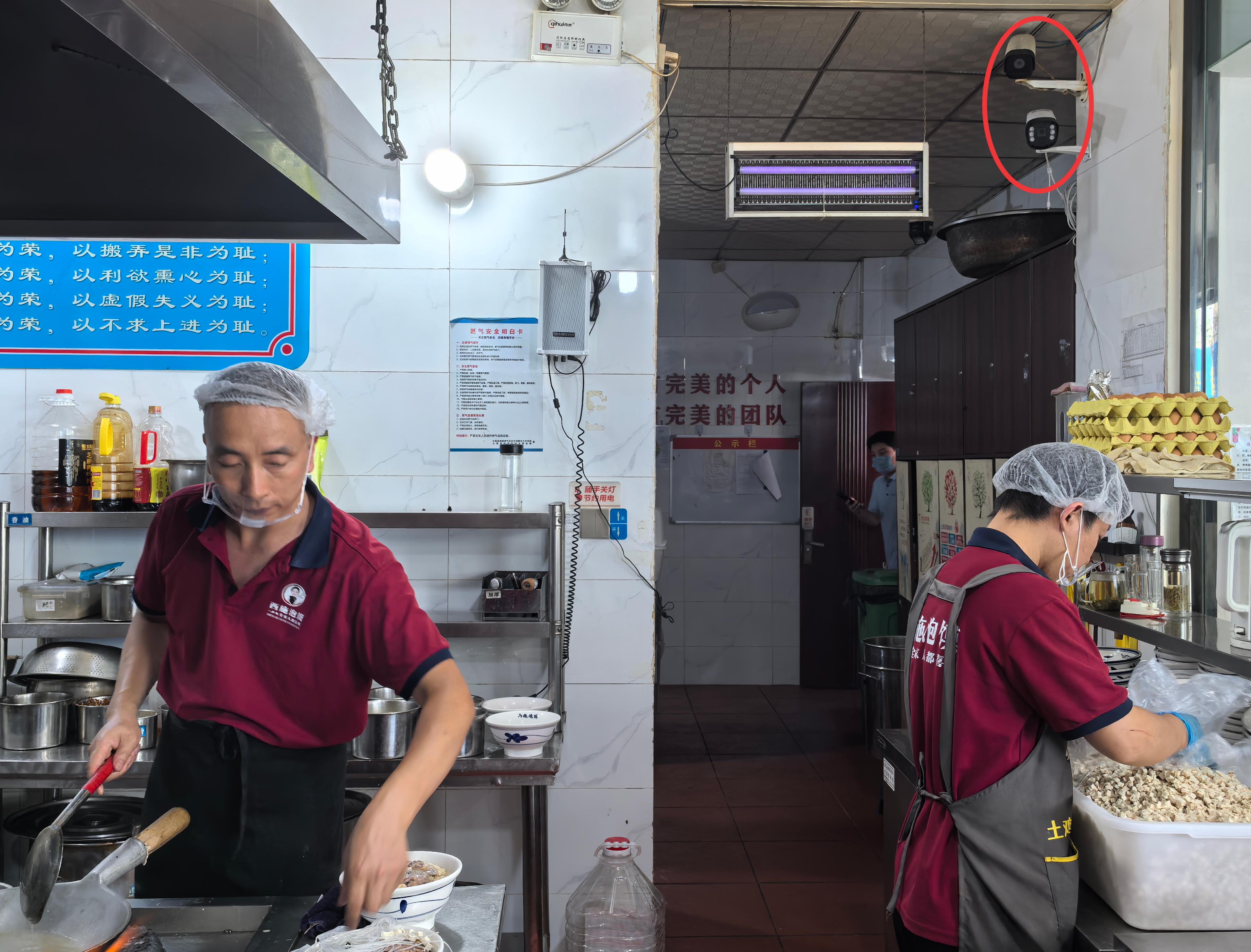  AI盯后厨 外卖安全“码”上见 陕西渭南推行“码上食安”监管模式
