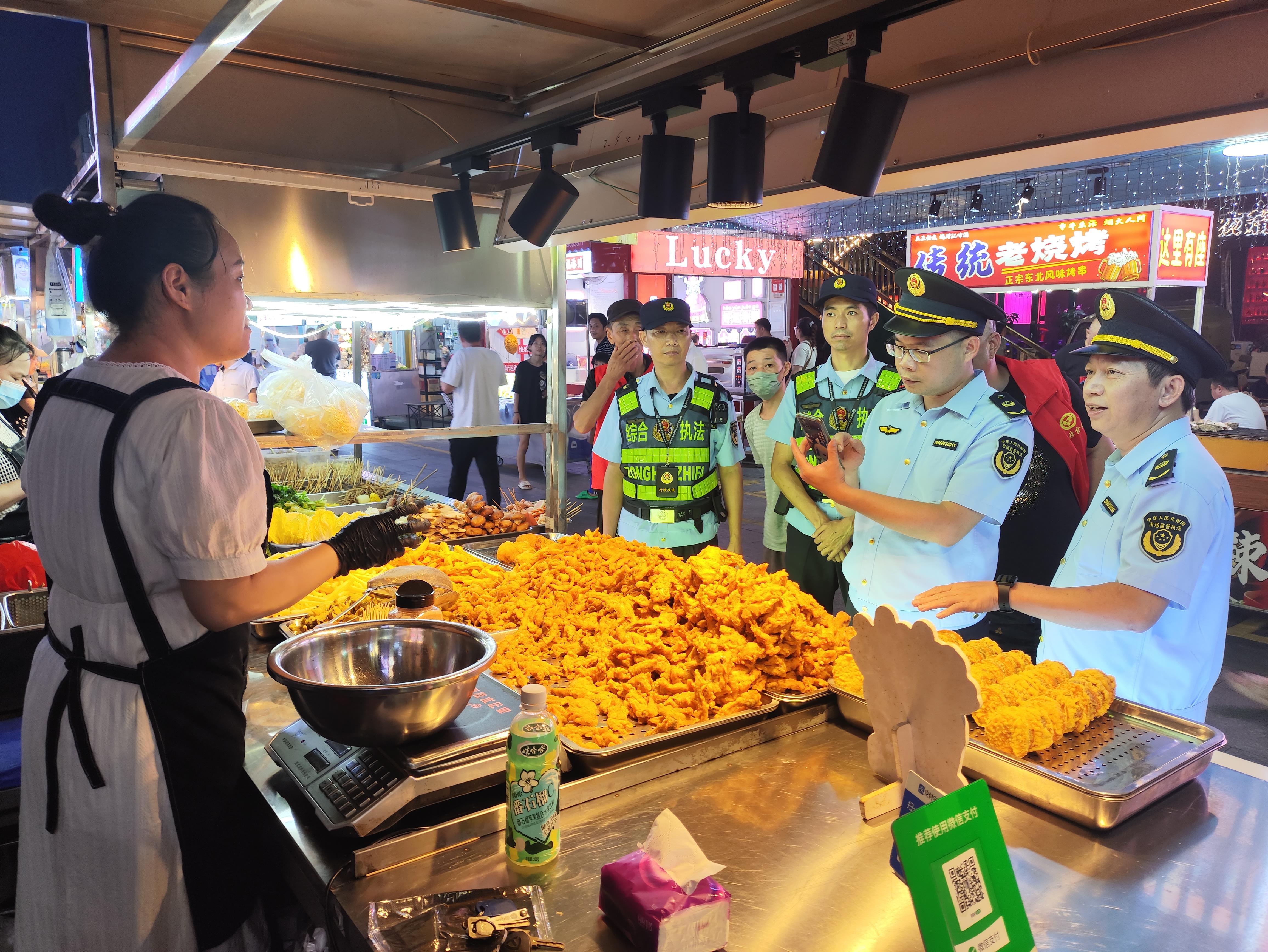  广西防城港：守护夜间“食”光