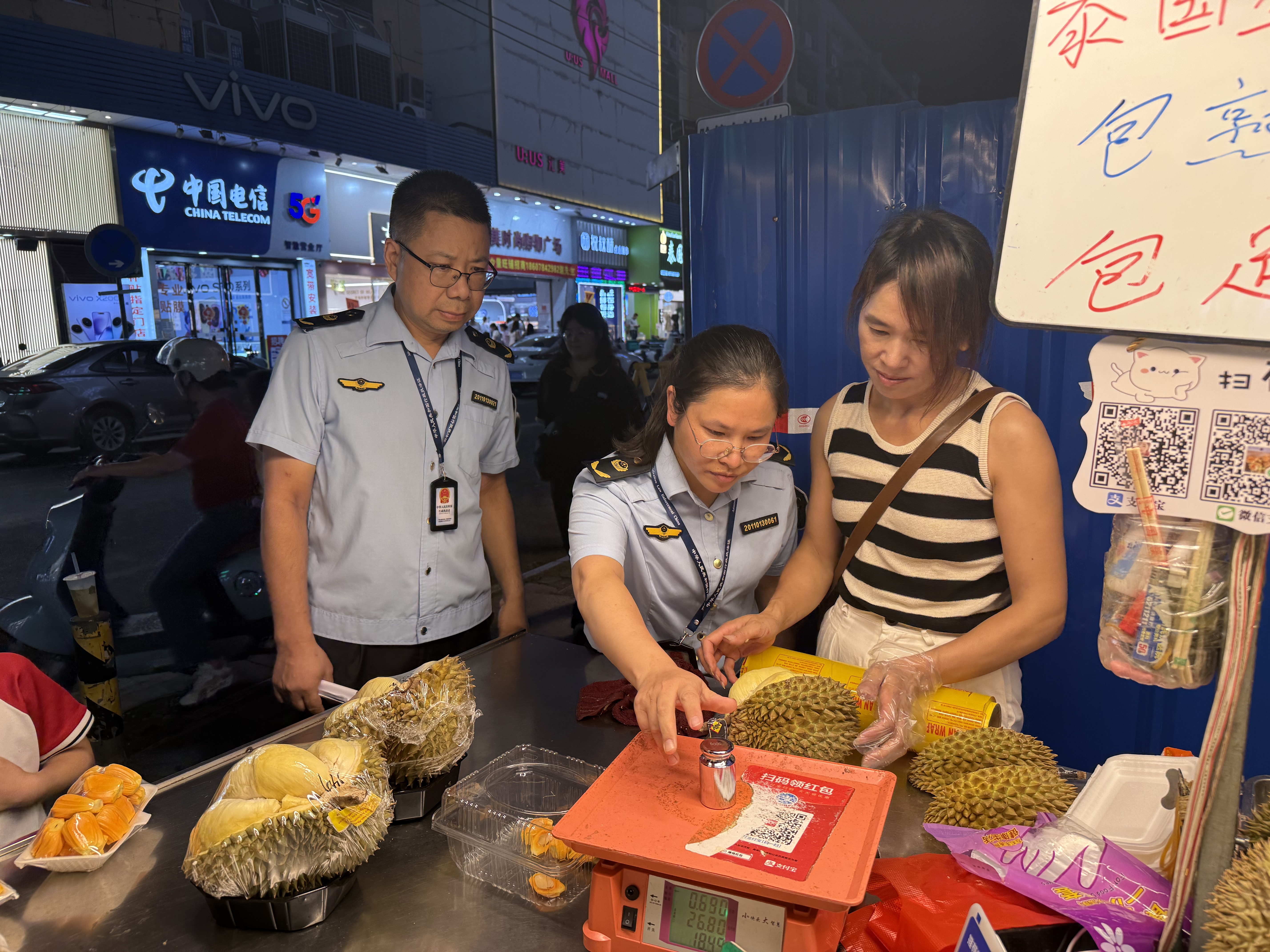 盛夏榴莲季 广西贺州八步区开展精准计量执法行动