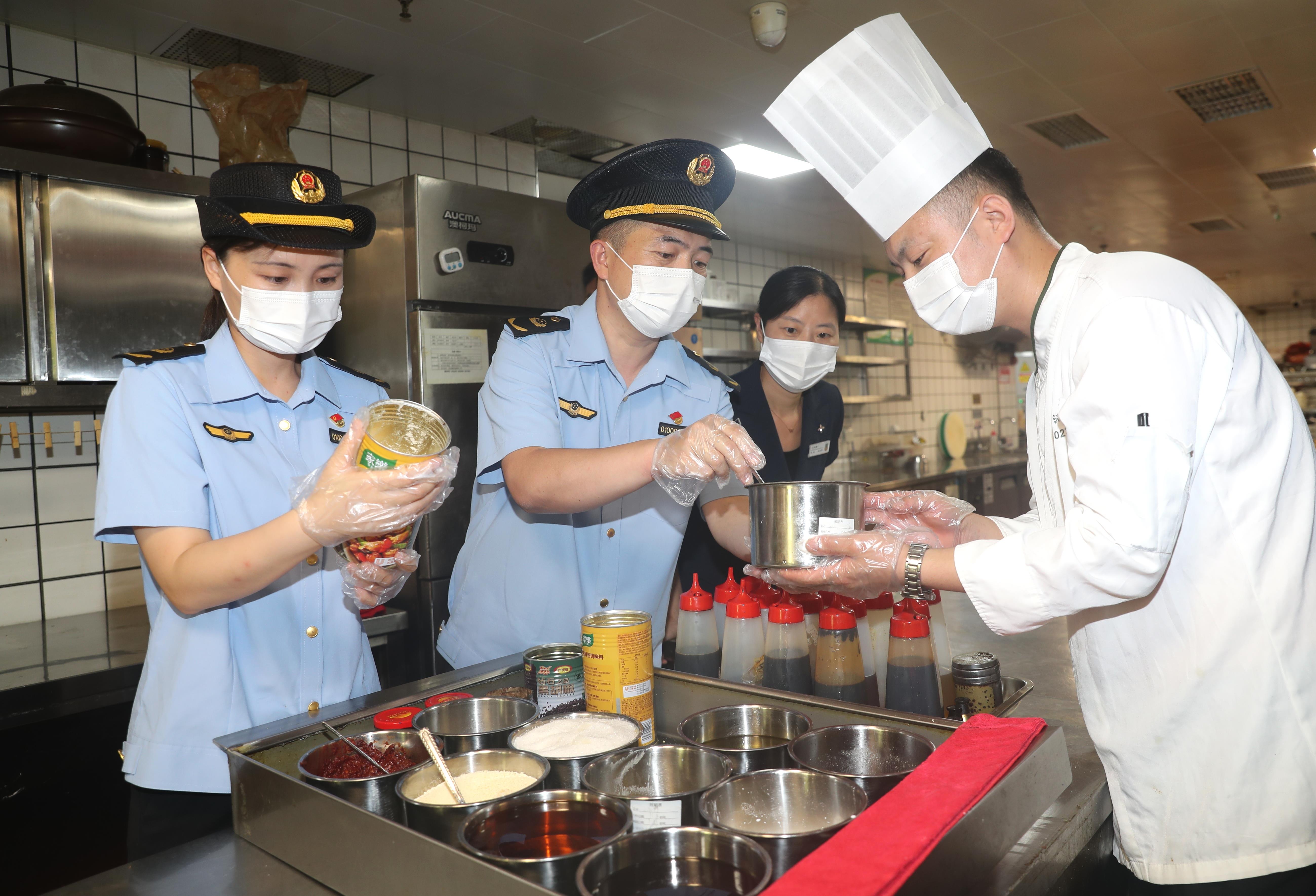 北京西城：检查餐饮后厨 守护“舌尖安全”