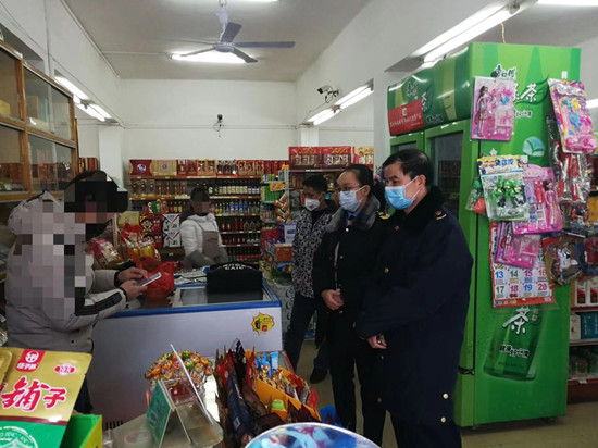  广西柳州一超市涉嫌哄抬口罩价格被查处