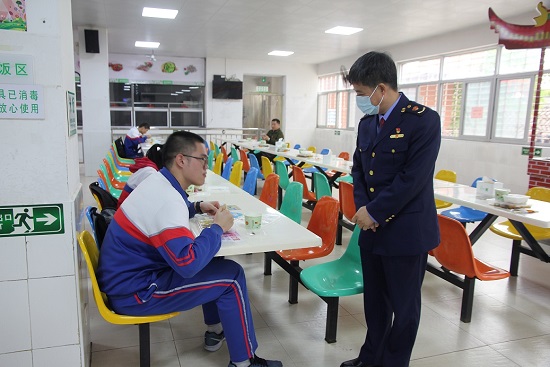 厦门市场监管部门护航校园开学 全程守护首餐“陪吃” 