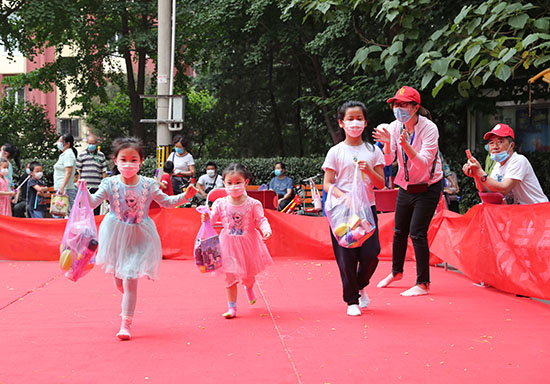 北京海淀举行“我是剩余分类小天使”喜爱分拣行动