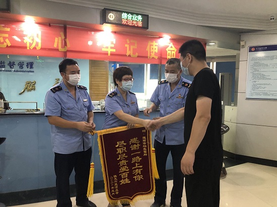 从路边摊走向网红店 厦门“凉皮哥”点赞市场监管人