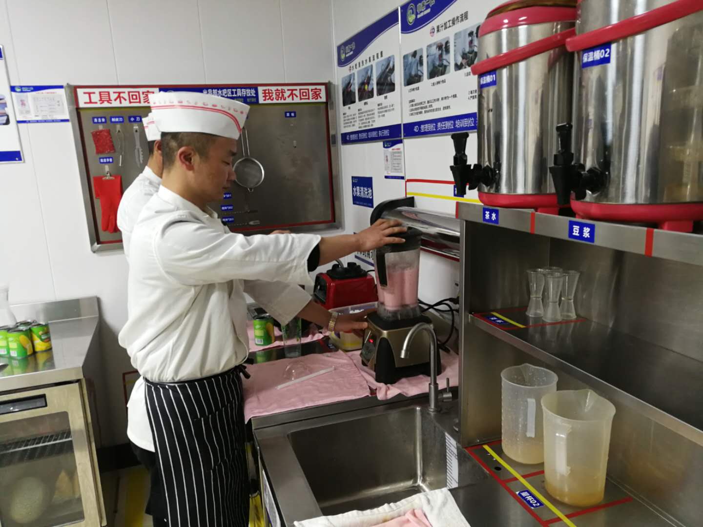  走向我们的小康生活｜日子过得像枫叶一样红