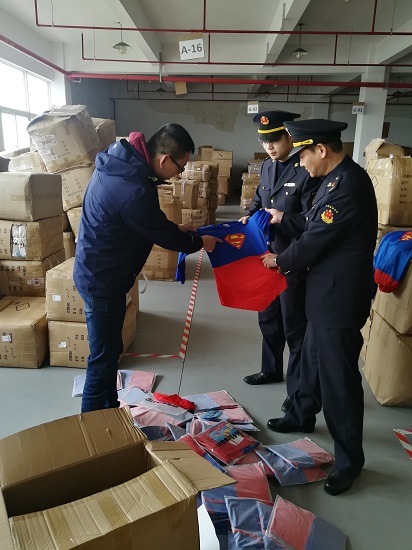  打击侵权假冒在行动｜上海金山查获2000多件假冒服装 涉及“蝙蝠侠”“超人”品牌