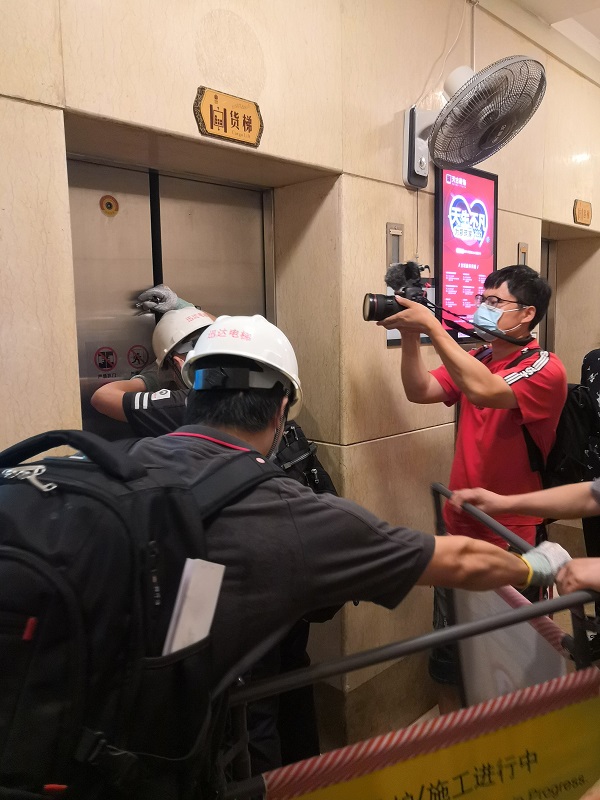 重庆沙坪坝举行电梯“困”人应急体验救援演练