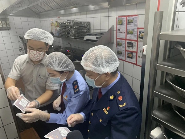 福建厦门突击检查2家网红火锅店后厨