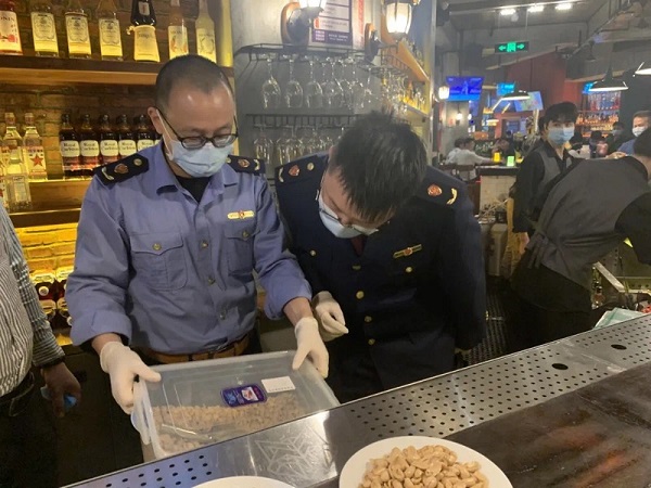 福建厦门突击检查两家酒吧