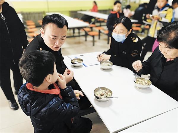 “陪餐”也“陪聊” 陪出市场监管新模式
