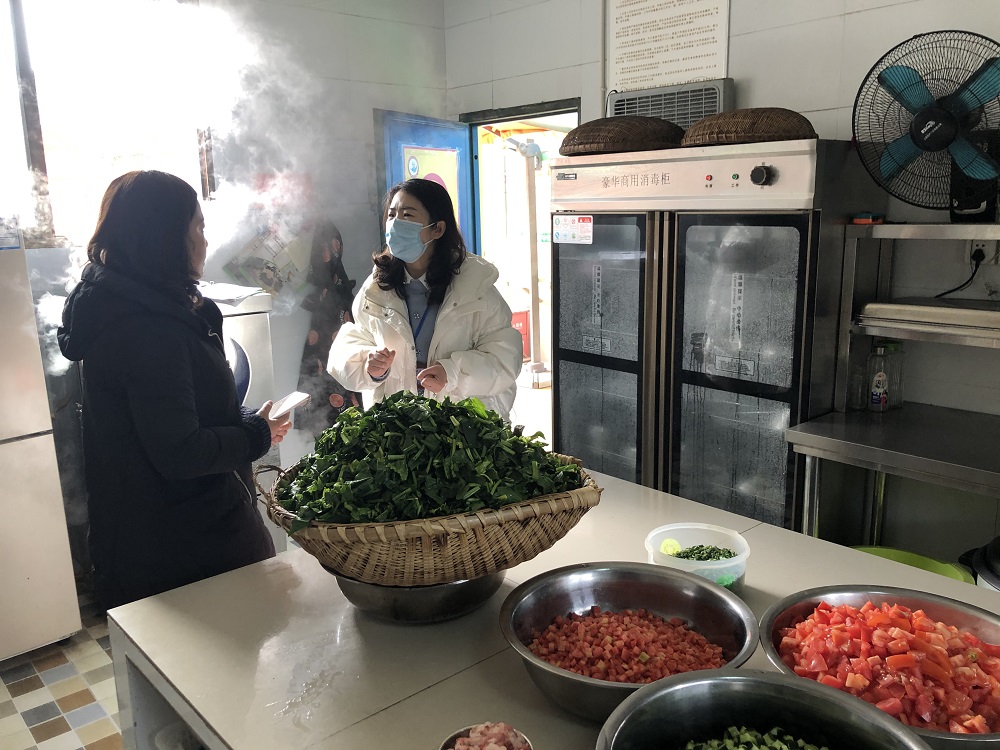重庆开州：“体检”学校食堂 护航饮食清静