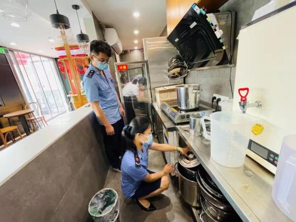 福建厦门：联合执法 突击检查外卖餐饮商家