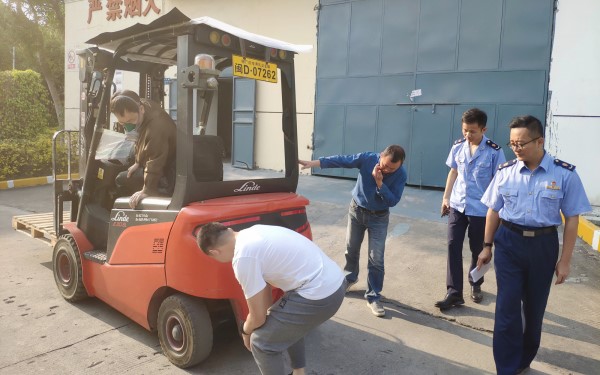 上门给叉车上牌给司机办证？假的！福建通报一起假冒官方机构颁发叉车牌照和司机证案