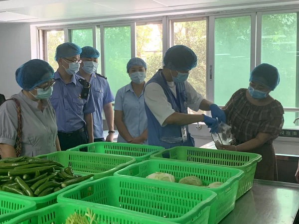 福建厦门：突击检查两家“盒饭大本营”