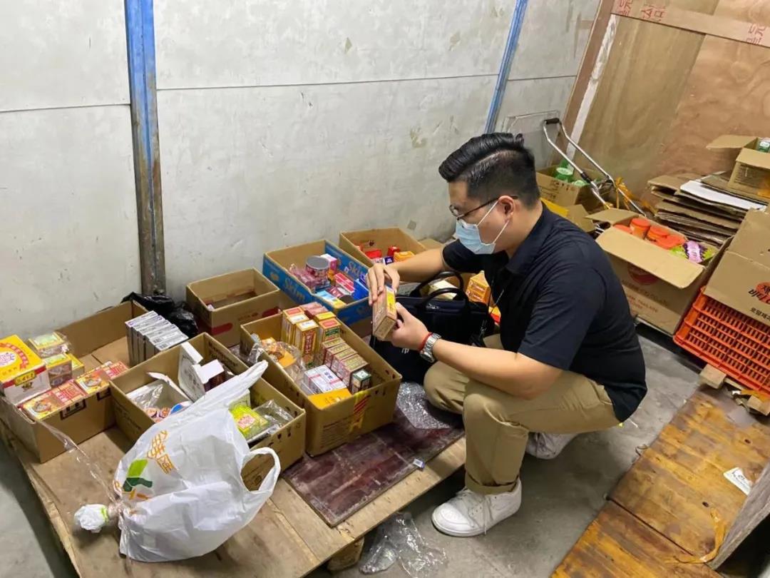 深圳市场监管部份查获一批无正当源头的月饼、奶粉及化装品