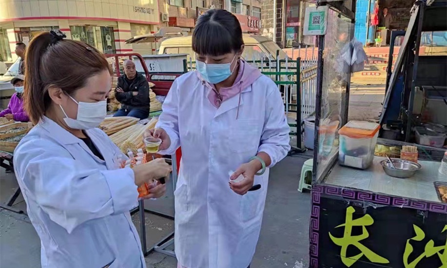 黑龙江齐齐哈尔：“你点我检” 走进夜市