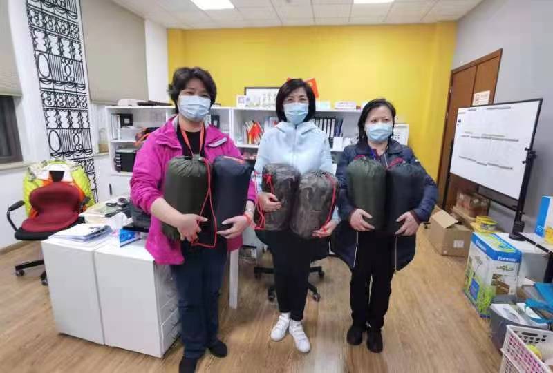  积极参与社区志愿服务 上海市消保委秘书处党员干部在行动